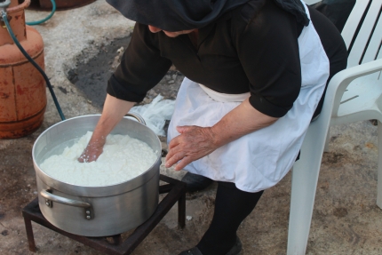 Процесс приготовления кипрского сыра анари